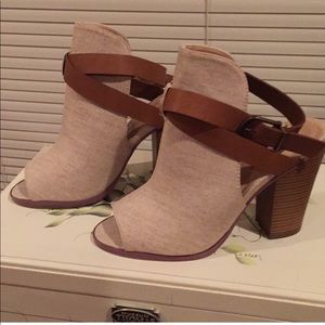 Beige accent peep toe shootie